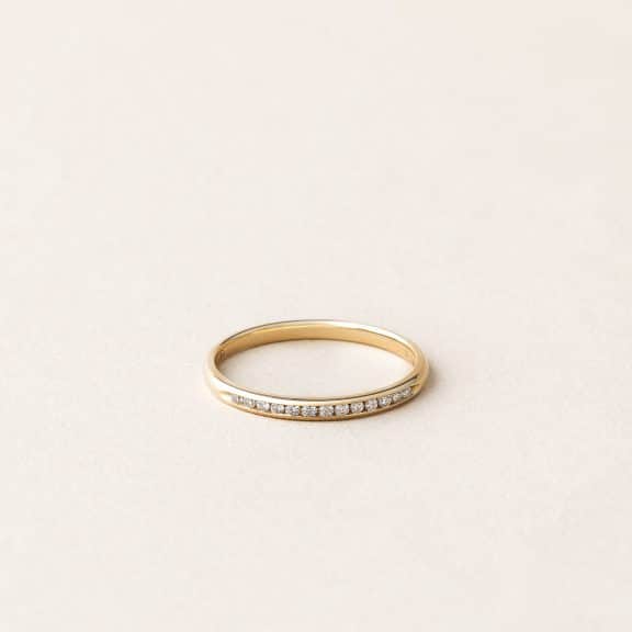 Alliance diamants demi tour serti rail - or jaune - de Charles Arteon Joaillerie