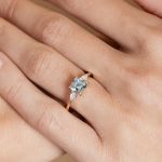Bague aigue-marine taille asscher et diamants poire portée - or jaune - modèle Jeanne de Charles Arteon Joaillerie - joaillier - bijoutier Lyon