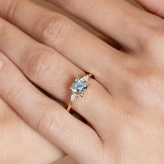 Bague aigue-marine taille asscher et diamants poire portée - or jaune - modèle Jeanne de Charles Arteon Joaillerie - joaillier - bijoutier Lyon