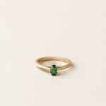 Bague grenat tsavorite griffes - or jaune - modèle Solitaire de Charles Arteon Joaillerie