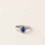 Bague saphir ovale entourage diamants - or blanc - modèle Halo de Charles Arteon Joaillerie