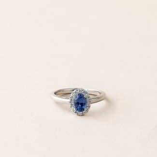 Bague saphir ovale entourage diamants - or blanc - modèle Halo de Charles Arteon Joaillerie