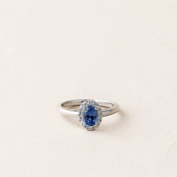 Bague saphir ovale entourage diamants - or blanc - modèle Halo de Charles Arteon Joaillerie