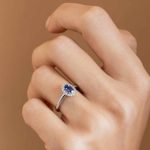 Bague saphir ovale entourage diamants - or blanc portée - modèle Halo de Charles Arteon Joaillerie