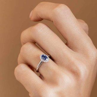 Bague saphir ovale entourage diamants - or blanc portée - modèle Halo de Charles Arteon Joaillerie