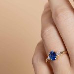 Bague saphir et diamants portée - or jaune - modèle Manon de Charles Arteon Joaillerie