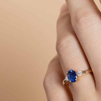 Bague saphir et diamants portée - or jaune - modèle Manon de Charles Arteon Joaillerie