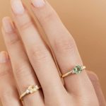 Bague saphir jaune et diamants et bague tourmaline verte chrome et diamants portées - or jaune - modèle Julie de Charles Arteon Joaillerie