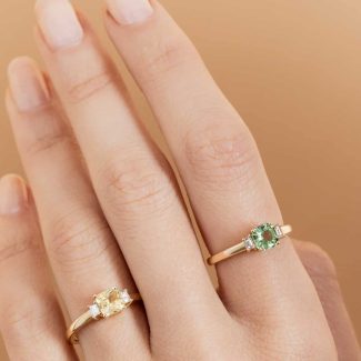 Bague saphir jaune et diamants et bague tourmaline verte chrome et diamants portées - or jaune - modèle Julie de Charles Arteon Joaillerie