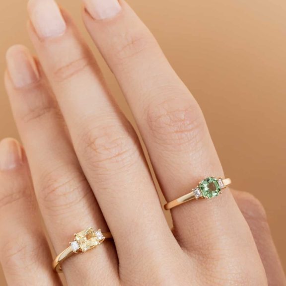 Bague saphir jaune et diamants et bague tourmaline verte chrome et diamants portées - or jaune - modèle Julie de Charles Arteon Joaillerie