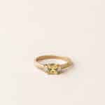 Bague saphir jaune et diamants - or jaune - modèle Julie de Charles Arteon Joaillerie