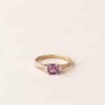 Bague saphir rose et diamants - or jaune - modèle Julie de Charles Arteon Joaillerie