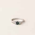 Bague saphir teal et diamants - or blanc - modèle Julie de Charles Arteon Joaillerie