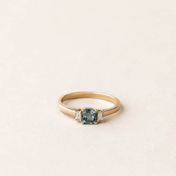Bague saphir teal et diamants - or jaune - modèle Julie de Charles Arteon Joaillerie