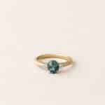 Bague saphir teal et diamants - or jaune - modèle Manon de Charles Arteon Joaillerie