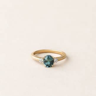 Bague saphir teal et diamants - or jaune - modèle Manon de Charles Arteon Joaillerie