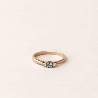 Bague saphir teal et diamants - or rose - modèle Eden de Charles Arteon Joaillerie