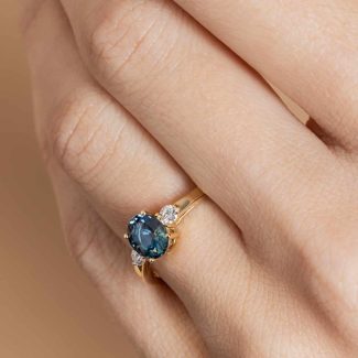 Bague saphir teal et diamants portée - or jaune - modèle Manon de Charles Arteon Joaillerie