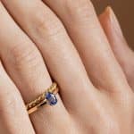 Bague solitaire saphir et alliance en or tressée - or jaune - modèle solitaire de Charles Arteon Joaillerie
