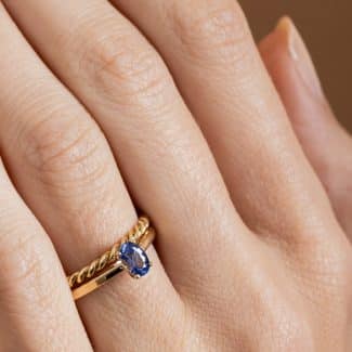 Bague solitaire saphir et alliance en or tressée - or jaune - modèle solitaire de Charles Arteon Joaillerie