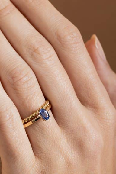 Bague solitaire saphir et alliance en or tressée - or jaune - modèle solitaire de Charles Arteon Joaillerie