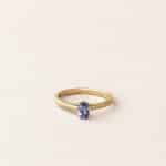 Bague solitaire saphir ovale - or jaune - Solitaire de Charles Arteon Joaillerie