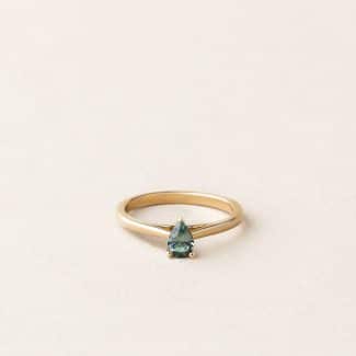 Bague solitaire saphir teal poire - or jaune - modèle Solitaire de Charles Arteon Joaillerie