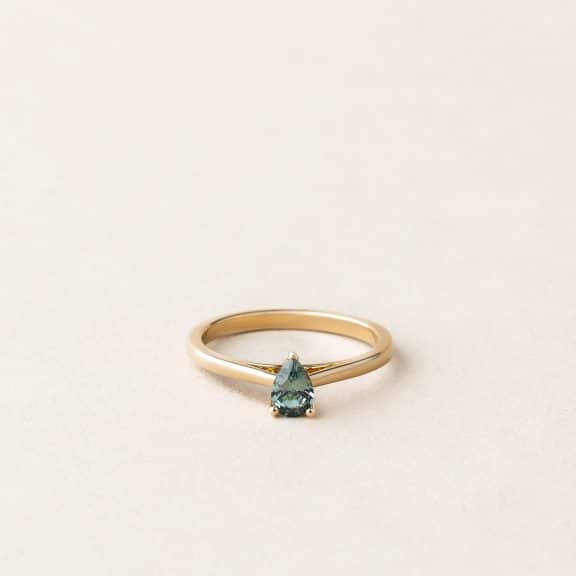 Bague solitaire saphir teal poire - or jaune - modèle Solitaire de Charles Arteon Joaillerie