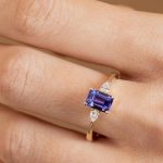 Bague tanzanite diamant portée - or jaune - modèle Jeanne de Charles Arteon Joaillerie joaillier bijoutier Lyon