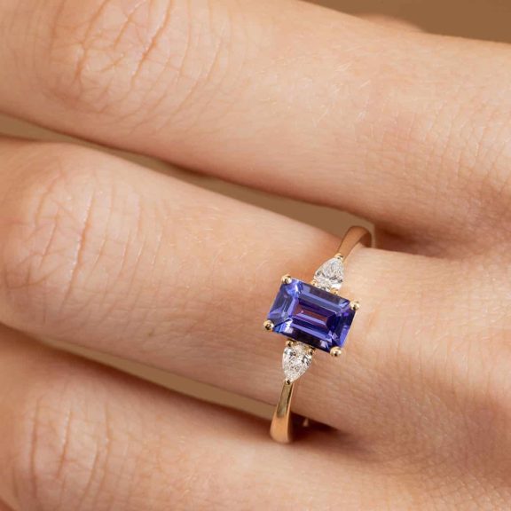 Bague tanzanite diamant portée - or jaune - modèle Jeanne de Charles Arteon Joaillerie joaillier bijoutier Lyon