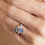Bague toi et moi saphir et saphir teal portée - or blanc - modèle toi & moi de Charles Arteon Joaillerie