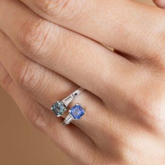 Bague toi et moi saphir et saphir teal portée - or blanc - modèle toi & moi de Charles Arteon Joaillerie