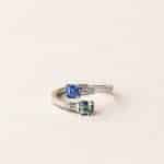 Bague toi et moi saphir et saphir teal - or blanc - modèle toi & moi de Charles Arteon Joaillerie