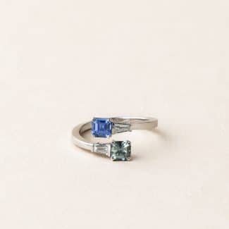 Bague toi et moi saphir et saphir teal - or blanc - modèle toi & moi de Charles Arteon Joaillerie