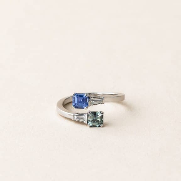Bague toi et moi saphir et saphir teal - or blanc - modèle toi & moi de Charles Arteon Joaillerie