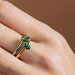 Bagues grenat tsavorite or jaune et or blanc portées - modèle Solitaire de Charles Arteon Joaillerie