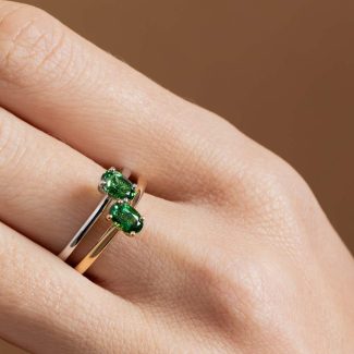 Bagues grenat tsavorite or jaune et or blanc portées - modèle Solitaire de Charles Arteon Joaillerie