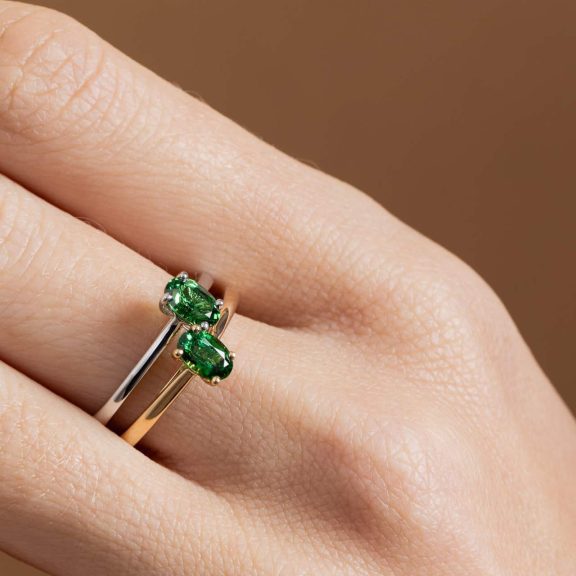 Bagues grenat tsavorite or jaune et or blanc portées - modèle Solitaire de Charles Arteon Joaillerie