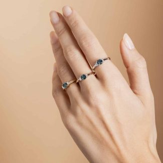 Bagues saphir teal et diamants portée - les 3 ors - modèle Julie de Charles Arteon Joaillerie