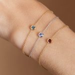 Bracelets serti clos grenat or jaune, tanzanite or blanc et saphir teal or jaune - Modèle Serti clos de Charles Arteon Joaillerie