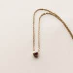 Collier grenat serti clos - or jaune - modèle Serti clos de Charles Arteon Joaillerie