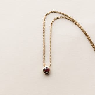 Collier grenat serti clos - or jaune - modèle Serti clos de Charles Arteon Joaillerie