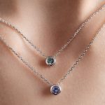 Collier saphir teal et collier tanzanite portés - or blanc - modèle Serti clos de Charles Arteon Joaillerie