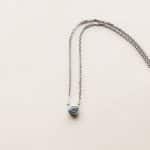 Collier saphir teal serti clos - or blanc - modèle Serti clos de Charles Arteon Joaillerie