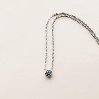 Collier saphir teal serti clos - or blanc - modèle Serti clos de Charles Arteon Joaillerie