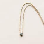 Collier saphir teal serti clos - or jaune - modèle Serti clos de Charles Arteon Joaillerie