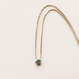 Collier saphir teal serti clos - or jaune - modèle Serti clos de Charles Arteon Joaillerie