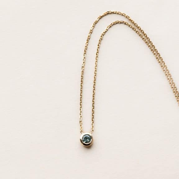 Collier saphir teal serti clos - or jaune - modèle Serti clos de Charles Arteon Joaillerie