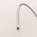 Collier tanzanite serti clos - Or blanc - modèle Serti clos de Charles Arteon Joaillerie
