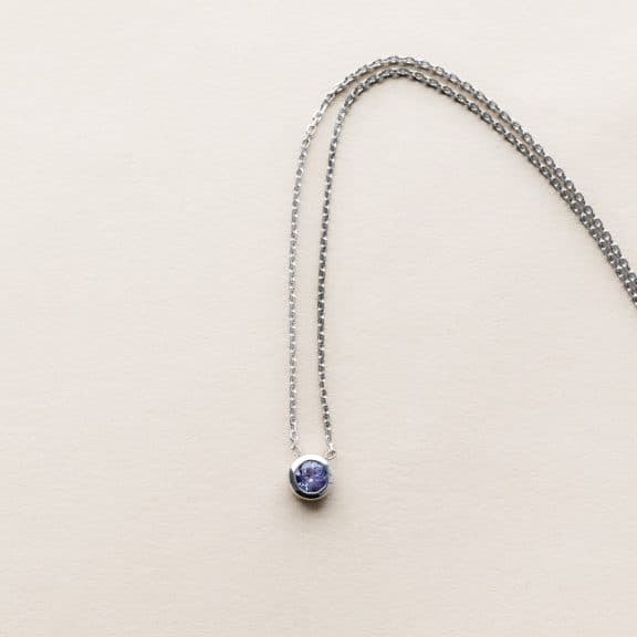 Collier tanzanite serti clos - Or blanc - modèle Serti clos de Charles Arteon Joaillerie